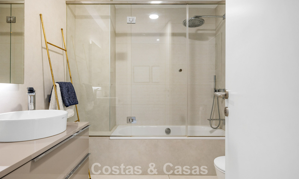 Lujoso y moderno apartamento con vistas al mar en venta en primera línea de playa en Estepona, Costa del Sol 780788