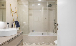 Lujoso y moderno apartamento con vistas al mar en venta en primera línea de playa en Estepona, Costa del Sol 780788 