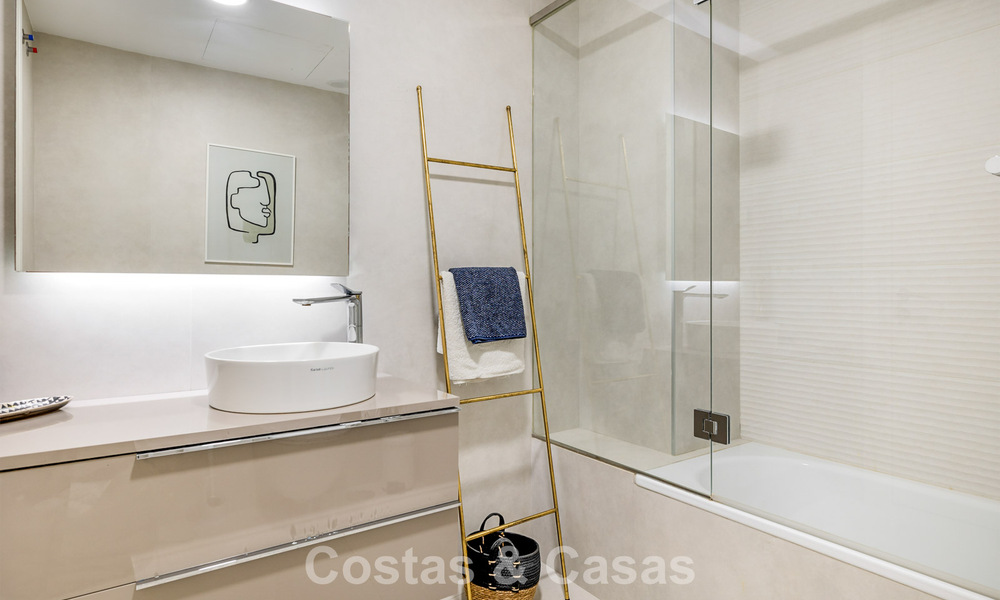 Lujoso y moderno apartamento con vistas al mar en venta en primera línea de playa en Estepona, Costa del Sol 780789