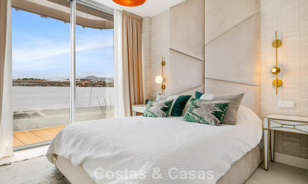 Lujoso y moderno apartamento con vistas al mar en venta en primera línea de playa en Estepona, Costa del Sol 780790