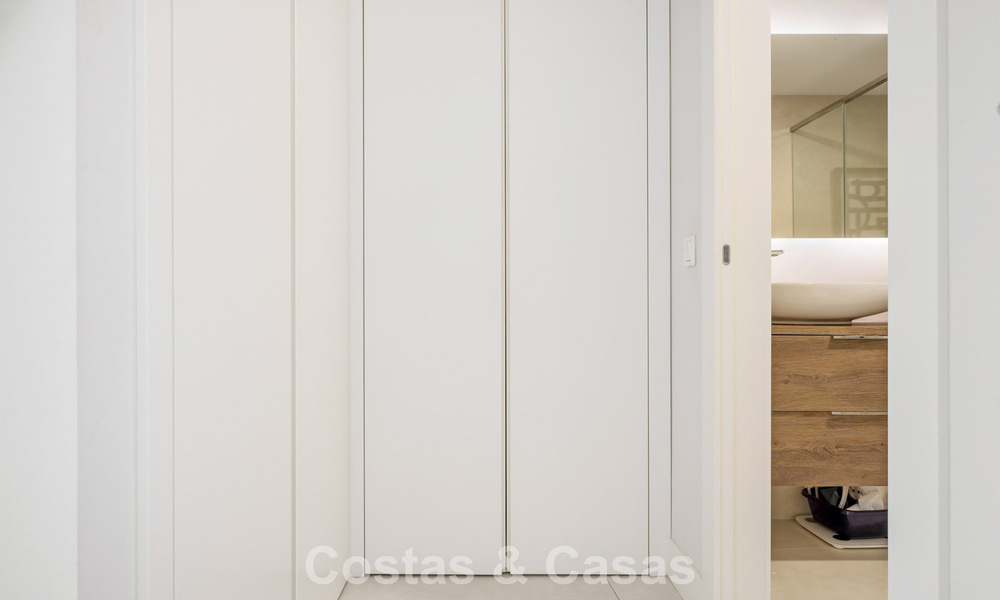 Lujoso y moderno apartamento con vistas al mar en venta en primera línea de playa en Estepona, Costa del Sol 780791