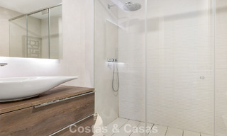 Lujoso y moderno apartamento con vistas al mar en venta en primera línea de playa en Estepona, Costa del Sol 780792 