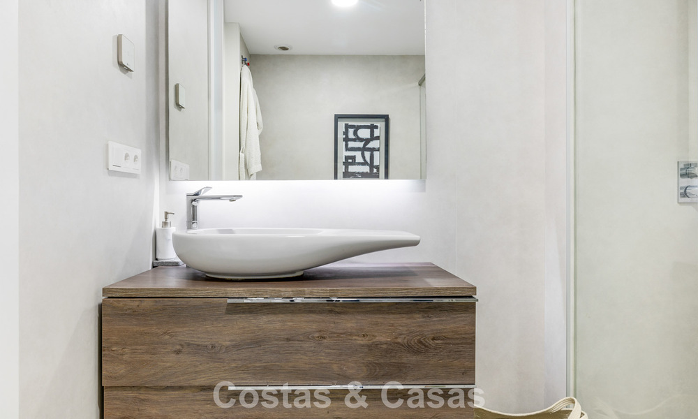 Lujoso y moderno apartamento con vistas al mar en venta en primera línea de playa en Estepona, Costa del Sol 780793