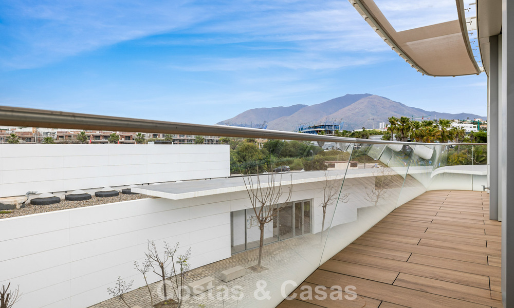 Lujoso y moderno apartamento con vistas al mar en venta en primera línea de playa en Estepona, Costa del Sol 780794
