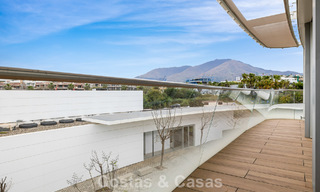 Lujoso y moderno apartamento con vistas al mar en venta en primera línea de playa en Estepona, Costa del Sol 780794 