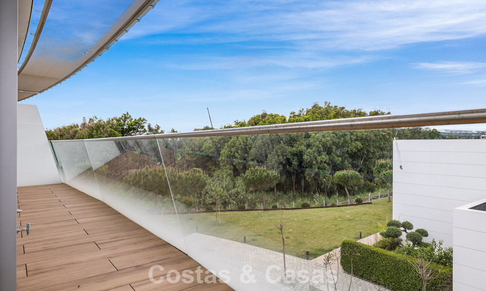 Lujoso y moderno apartamento con vistas al mar en venta en primera línea de playa en Estepona, Costa del Sol 780795
