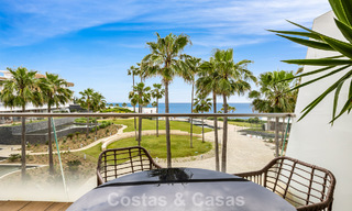 Lujoso y moderno apartamento con vistas al mar en venta en primera línea de playa en Estepona, Costa del Sol 780796 