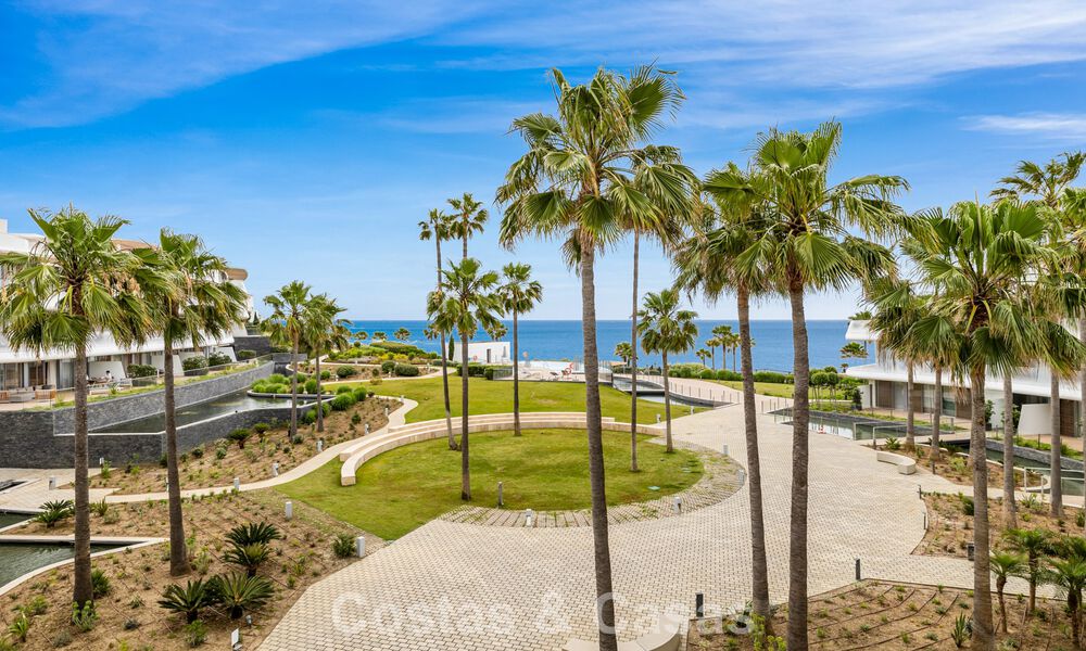 Lujoso y moderno apartamento con vistas al mar en venta en primera línea de playa en Estepona, Costa del Sol 780797