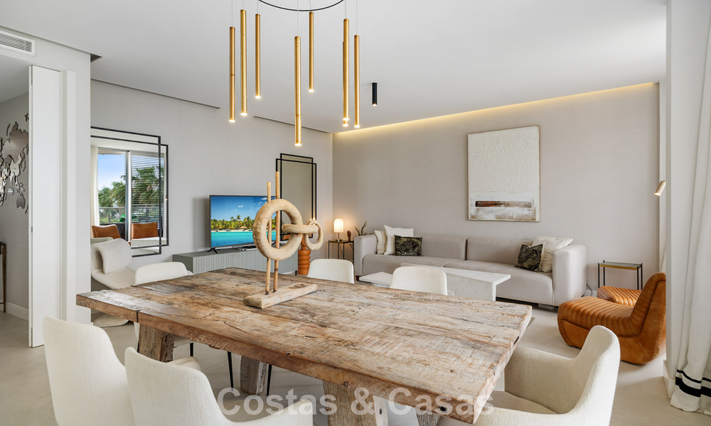 Lujoso y moderno apartamento con vistas al mar en venta en primera línea de playa en Estepona, Costa del Sol 780798