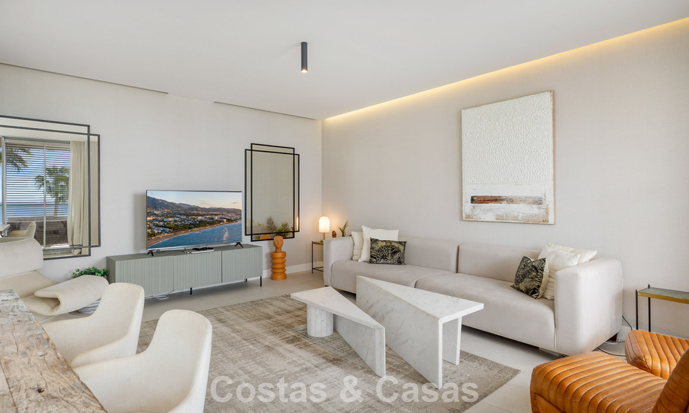 Lujoso y moderno apartamento con vistas al mar en venta en primera línea de playa en Estepona, Costa del Sol 780799