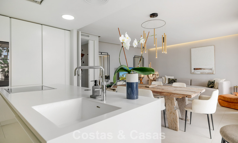 Lujoso y moderno apartamento con vistas al mar en venta en primera línea de playa en Estepona, Costa del Sol 780800