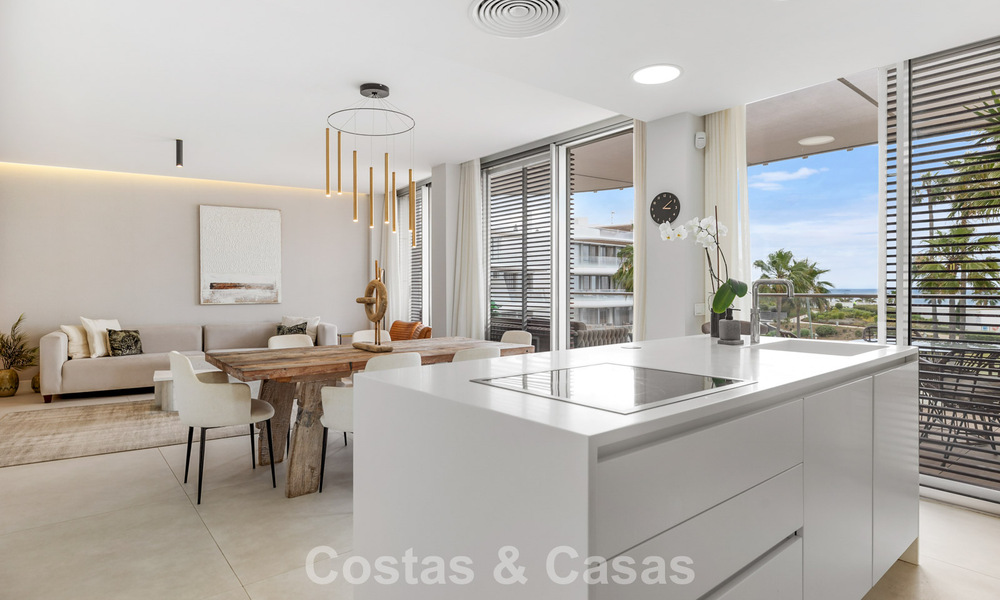 Lujoso y moderno apartamento con vistas al mar en venta en primera línea de playa en Estepona, Costa del Sol 780801