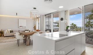 Lujoso y moderno apartamento con vistas al mar en venta en primera línea de playa en Estepona, Costa del Sol 780801 