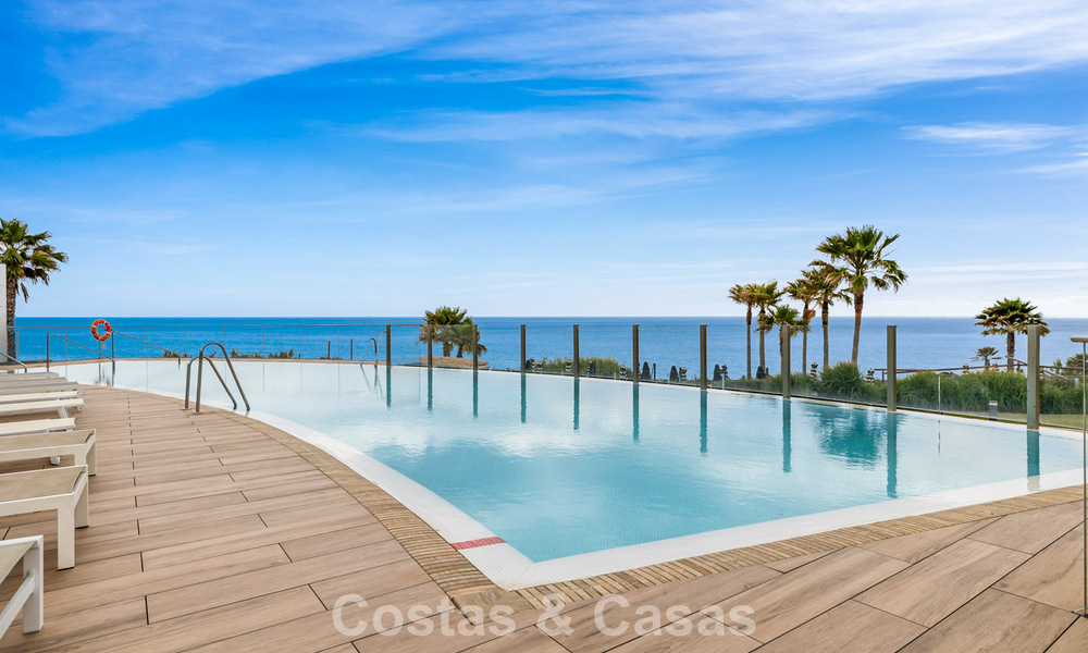 Lujoso y moderno apartamento con vistas al mar en venta en primera línea de playa en Estepona, Costa del Sol 780802