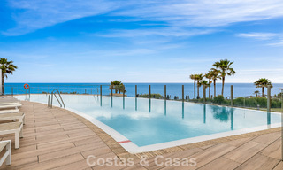 Lujoso y moderno apartamento con vistas al mar en venta en primera línea de playa en Estepona, Costa del Sol 780802 