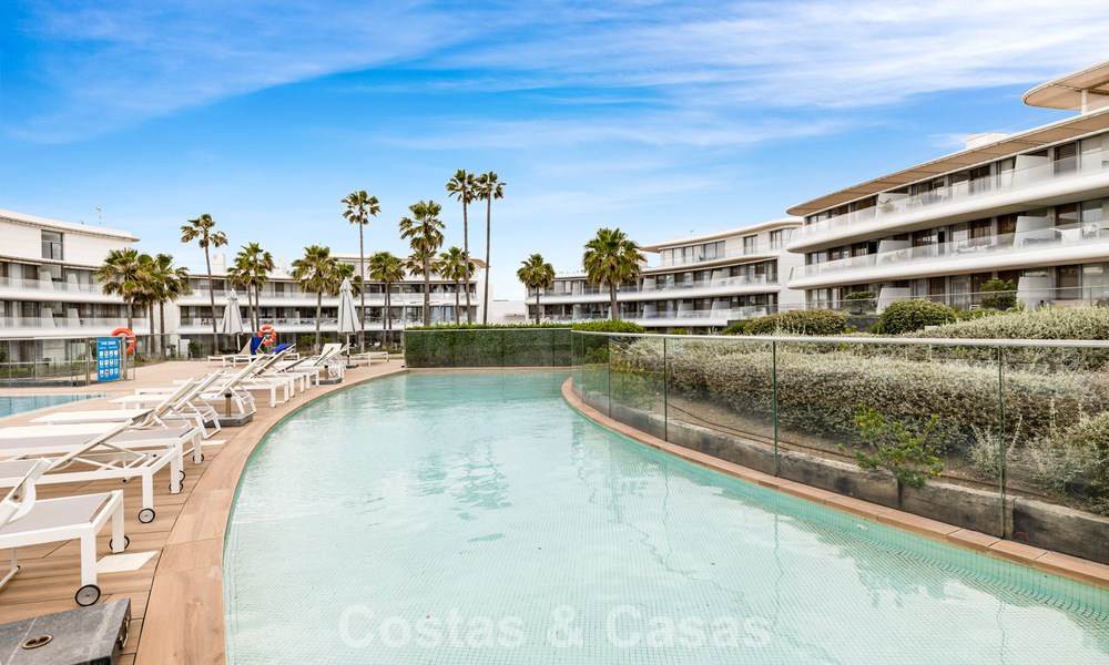 Lujoso y moderno apartamento con vistas al mar en venta en primera línea de playa en Estepona, Costa del Sol 780803