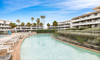 Lujoso y moderno apartamento con vistas al mar en venta en primera línea de playa en Estepona, Costa del Sol 780803 