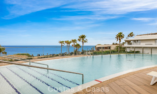 Lujoso y moderno apartamento con vistas al mar en venta en primera línea de playa en Estepona, Costa del Sol 780804 