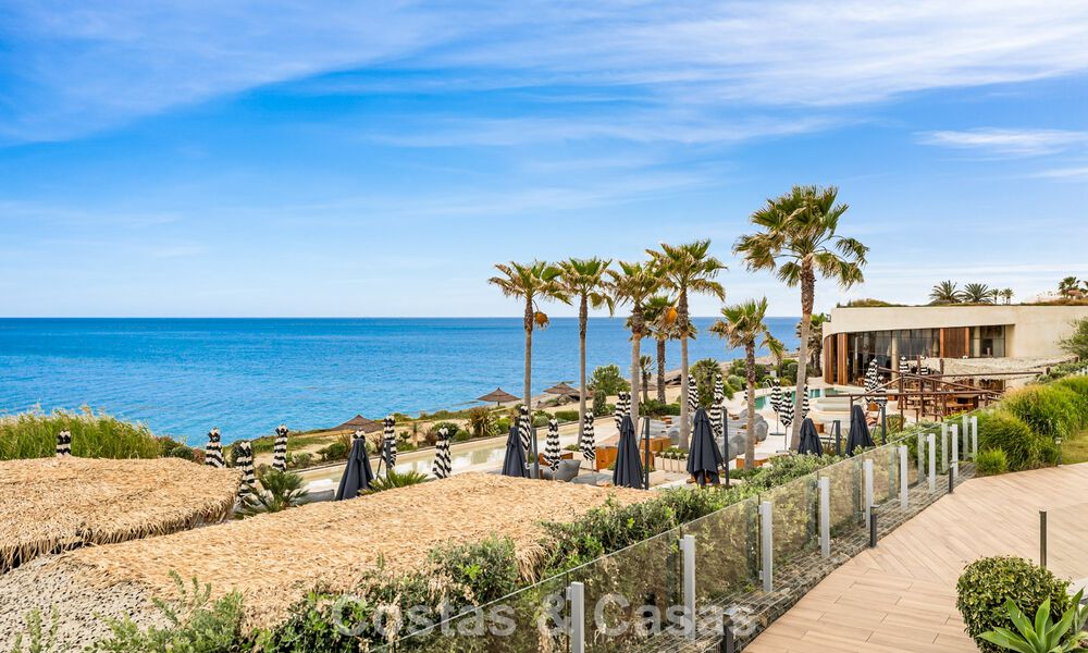 Lujoso y moderno apartamento con vistas al mar en venta en primera línea de playa en Estepona, Costa del Sol 780805