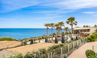 Lujoso y moderno apartamento con vistas al mar en venta en primera línea de playa en Estepona, Costa del Sol 780805 