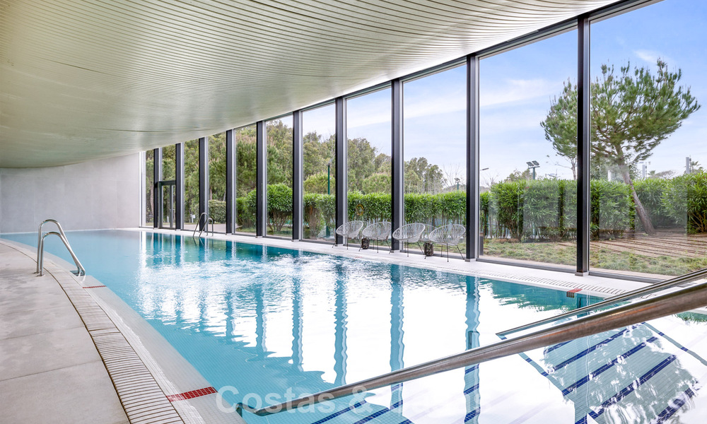 Lujoso y moderno apartamento con vistas al mar en venta en primera línea de playa en Estepona, Costa del Sol 780806