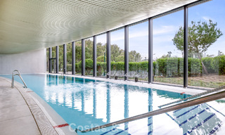 Lujoso y moderno apartamento con vistas al mar en venta en primera línea de playa en Estepona, Costa del Sol 780806 