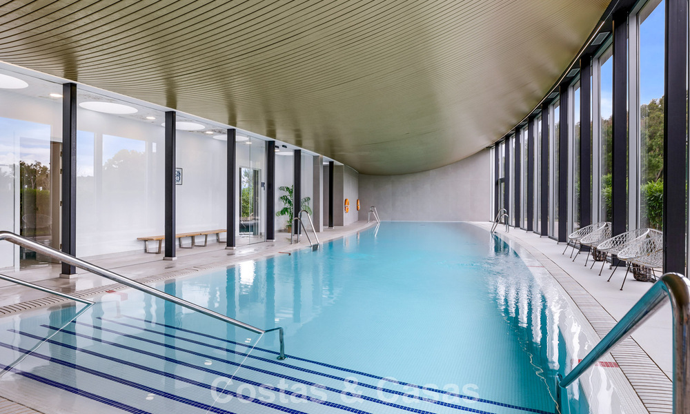 Lujoso y moderno apartamento con vistas al mar en venta en primera línea de playa en Estepona, Costa del Sol 780807