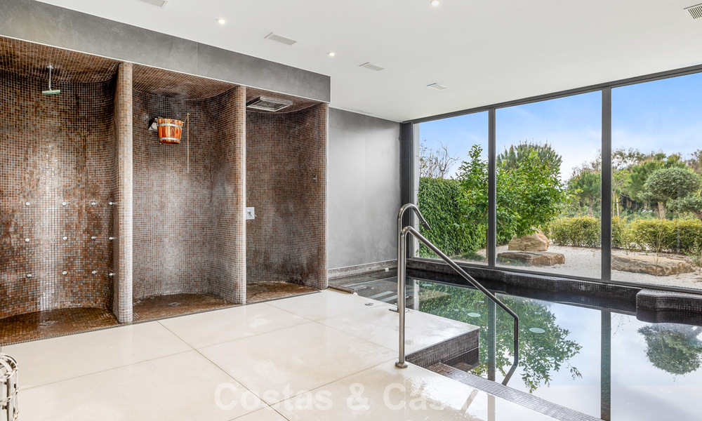 Lujoso y moderno apartamento con vistas al mar en venta en primera línea de playa en Estepona, Costa del Sol 780808