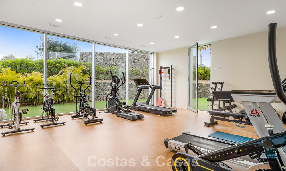 Lujoso y moderno apartamento con vistas al mar en venta en primera línea de playa en Estepona, Costa del Sol 780809