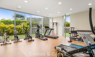 Lujoso y moderno apartamento con vistas al mar en venta en primera línea de playa en Estepona, Costa del Sol 780809 