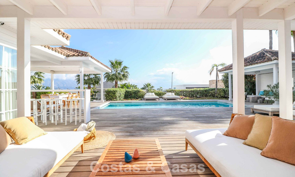 Villa mediterránea en una sola planta para entrar a vivir en venta, en zona de golf de Benahavis - Marbella 780815