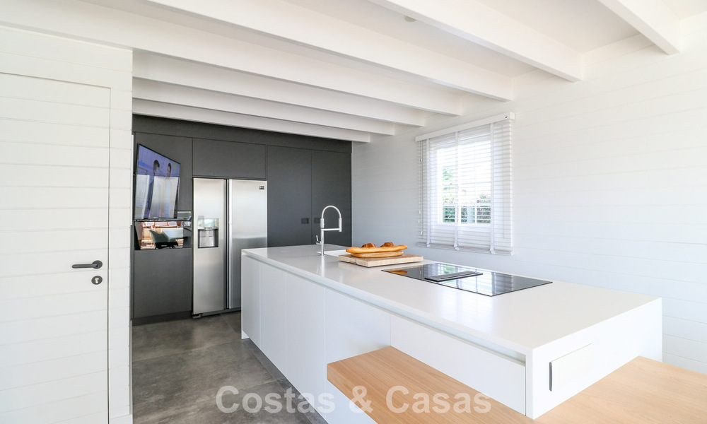 Villa mediterránea en una sola planta para entrar a vivir en venta, en zona de golf de Benahavis - Marbella 780816