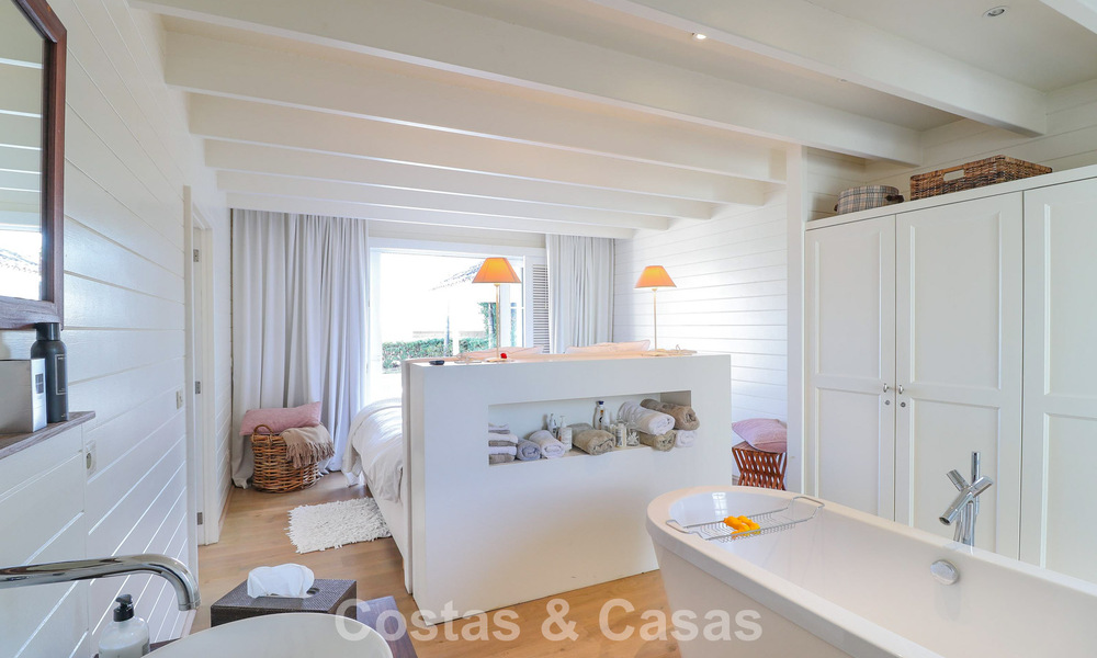 Villa mediterránea en una sola planta para entrar a vivir en venta, en zona de golf de Benahavis - Marbella 780819