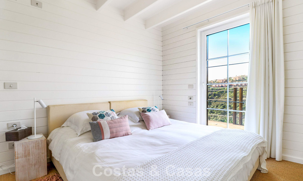 Villa mediterránea en una sola planta para entrar a vivir en venta, en zona de golf de Benahavis - Marbella 780821