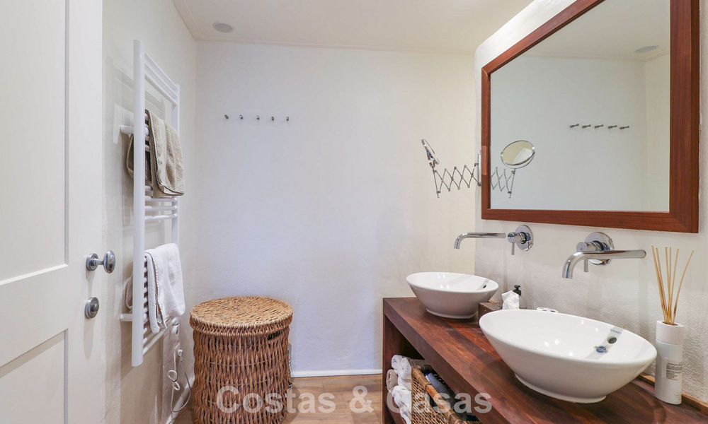 Villa mediterránea en una sola planta para entrar a vivir en venta, en zona de golf de Benahavis - Marbella 780837