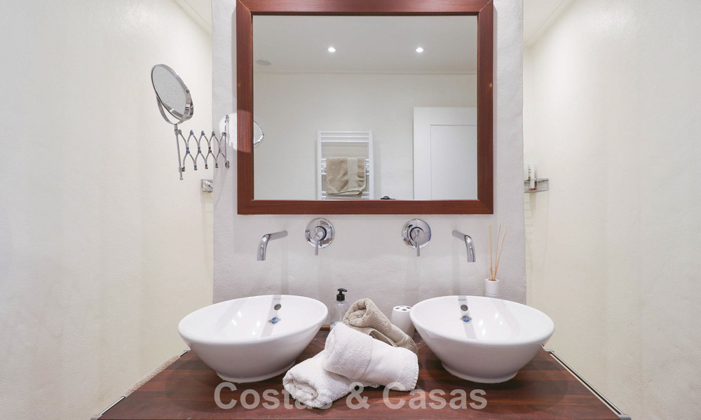 Villa mediterránea en una sola planta para entrar a vivir en venta, en zona de golf de Benahavis - Marbella 780838