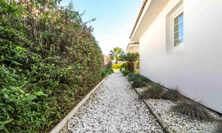 Villa mediterránea en una sola planta para entrar a vivir en venta, en zona de golf de Benahavis - Marbella 780841 
