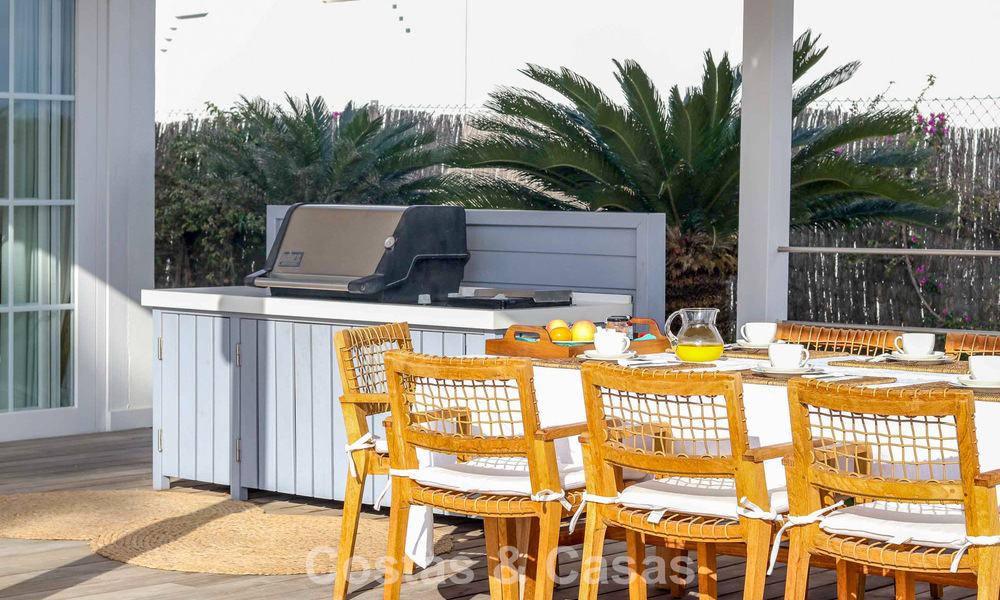 Villa mediterránea en una sola planta para entrar a vivir en venta, en zona de golf de Benahavis - Marbella 780845