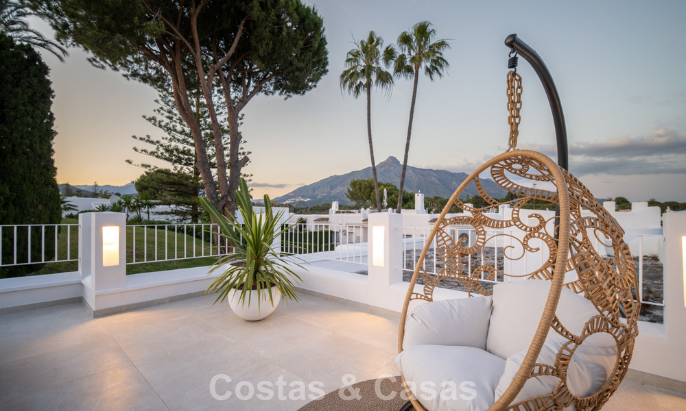 Casa adosada renovada en venta en el popular enclave de golf de Aloha Golf, en Nueva Andalucía, Marbella 780847