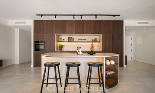 Casa adosada renovada en venta en el popular enclave de golf de Aloha Golf, en Nueva Andalucía, Marbella 780863 