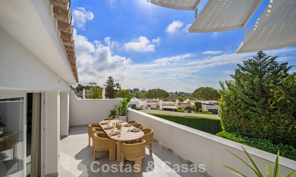 Casa adosada renovada en venta en el popular enclave de golf de Aloha Golf, en Nueva Andalucía, Marbella 780867