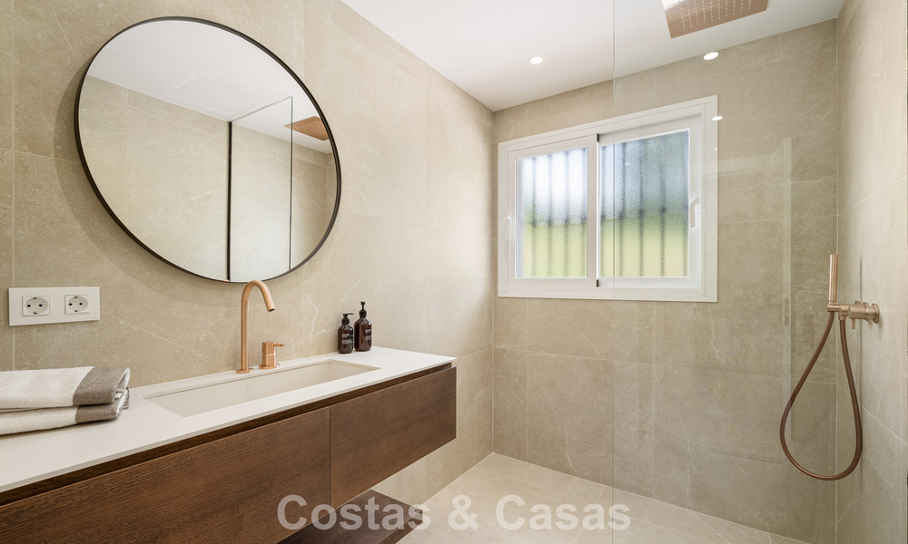 Casa adosada renovada en venta en el popular enclave de golf de Aloha Golf, en Nueva Andalucía, Marbella 780870