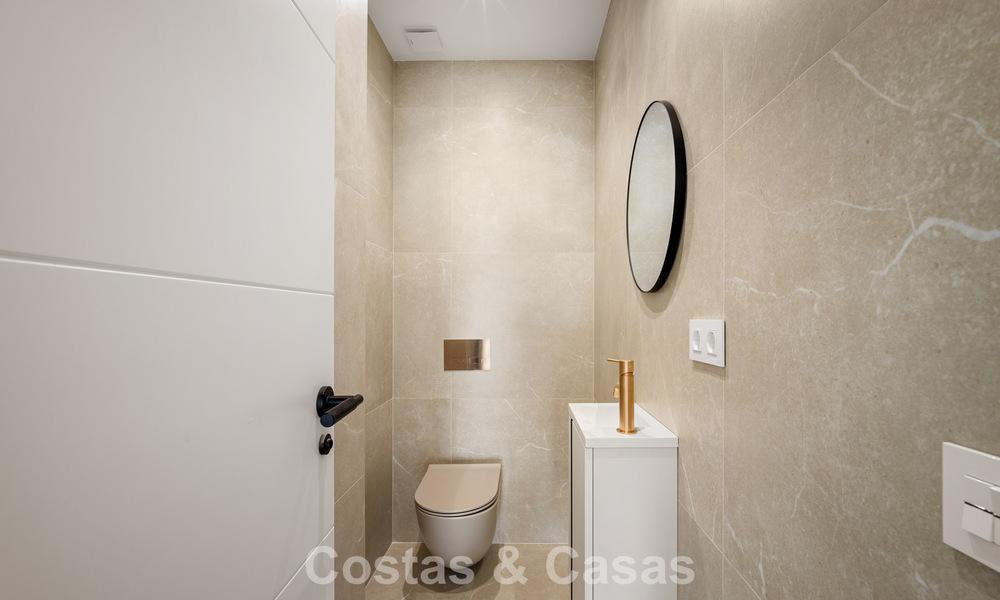 Casa adosada renovada en venta en el popular enclave de golf de Aloha Golf, en Nueva Andalucía, Marbella 780871