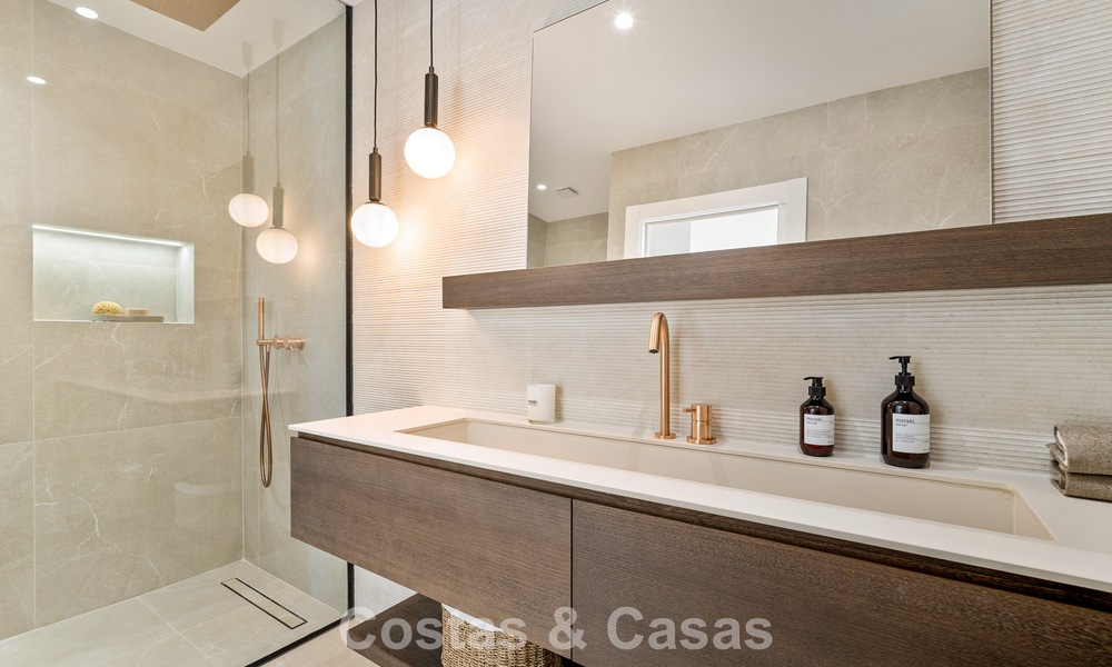 Casa adosada renovada en venta en el popular enclave de golf de Aloha Golf, en Nueva Andalucía, Marbella 780882