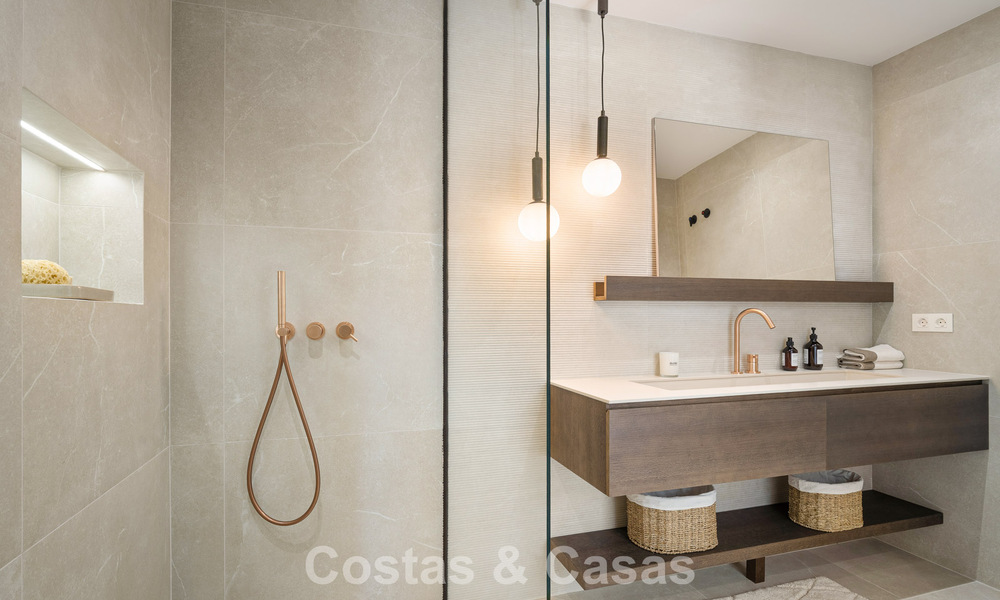 Casa adosada renovada en venta en el popular enclave de golf de Aloha Golf, en Nueva Andalucía, Marbella 780883