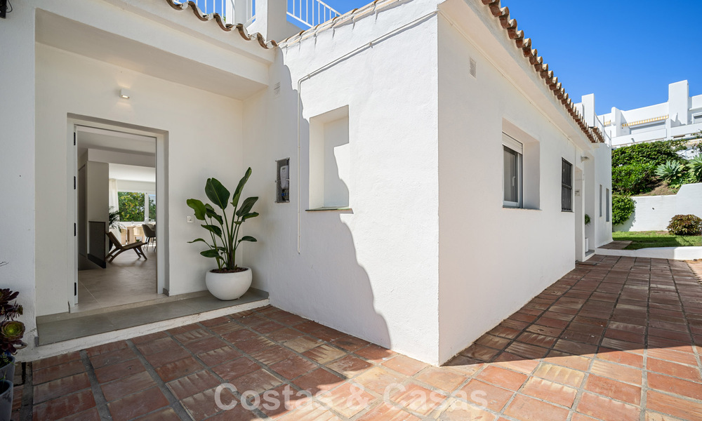 Casa adosada renovada en venta en el popular enclave de golf de Aloha Golf, en Nueva Andalucía, Marbella 780894