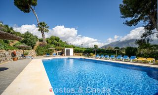 Casa adosada renovada en venta en el popular enclave de golf de Aloha Golf, en Nueva Andalucía, Marbella 780896 
