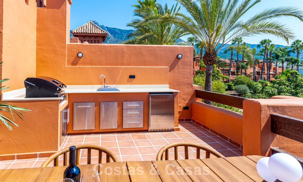 Lujosa casa adosada reformada de estilo mediterráneo en venta en la Milla de Oro de Marbella 782945