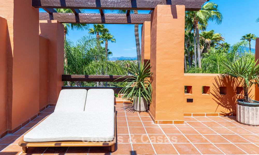 Lujosa casa adosada reformada de estilo mediterráneo en venta en la Milla de Oro de Marbella 782946