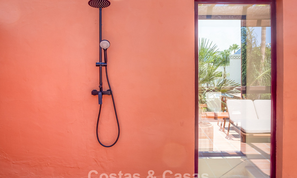 Lujosa casa adosada reformada de estilo mediterráneo en venta en la Milla de Oro de Marbella 782947